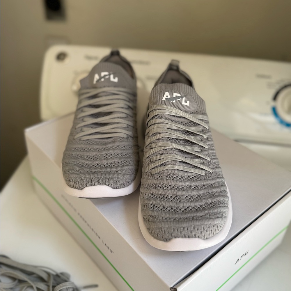 APL Techloom Wave Light Gray Athletic Shoes - Picture 2 of 4
